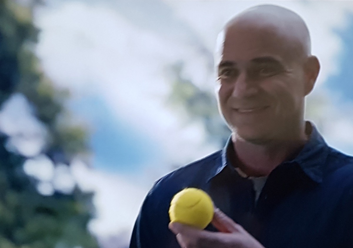 mężczyzna z piłką tenisową - fragment reklamy Longines