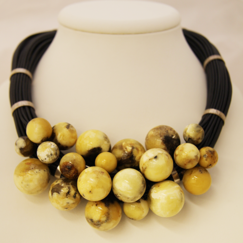 Naszyjnik z Bursztynowymi kulkami