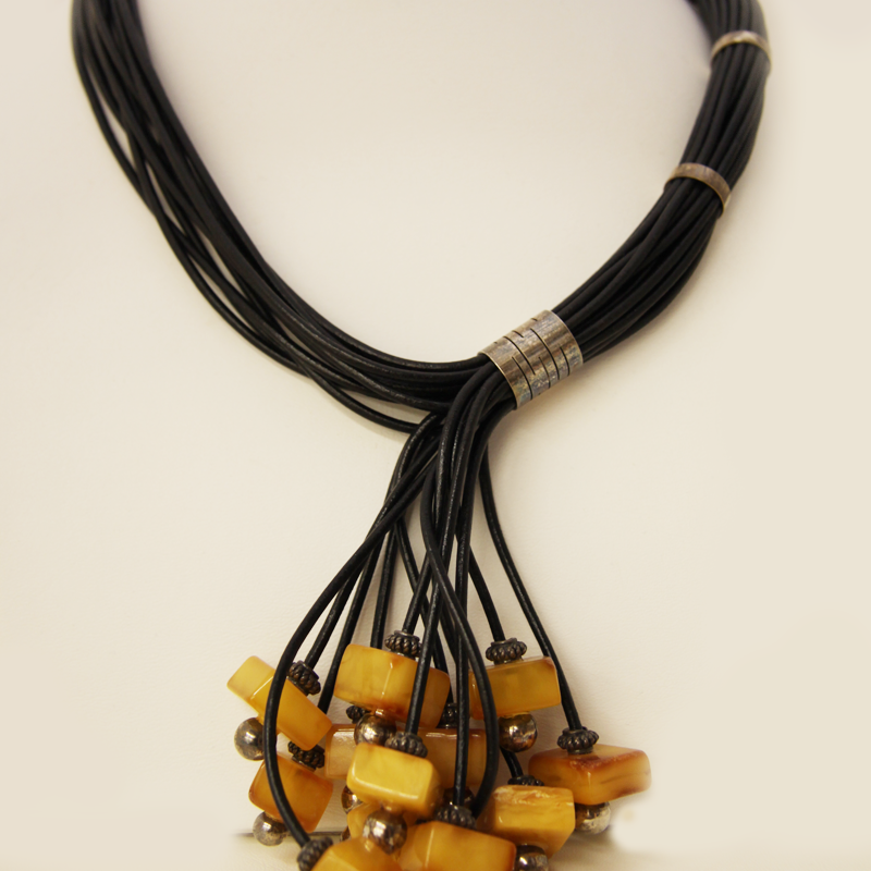 Naszyjnik z kostkami bursztynu