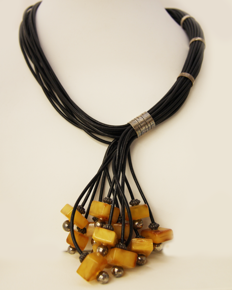 Naszyjnik z kostkami bursztynu