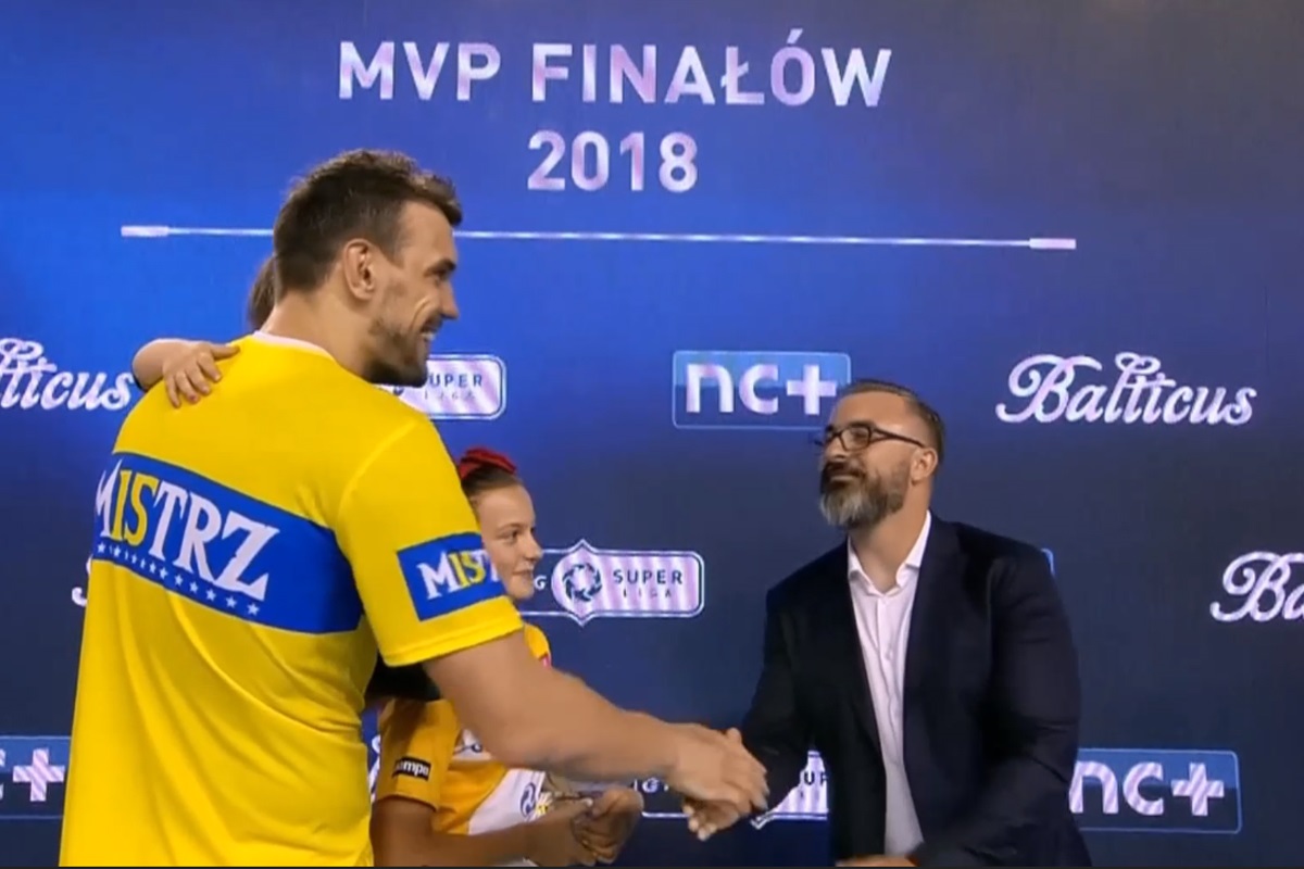 Michał Jurecki otrzymujący nagrodę