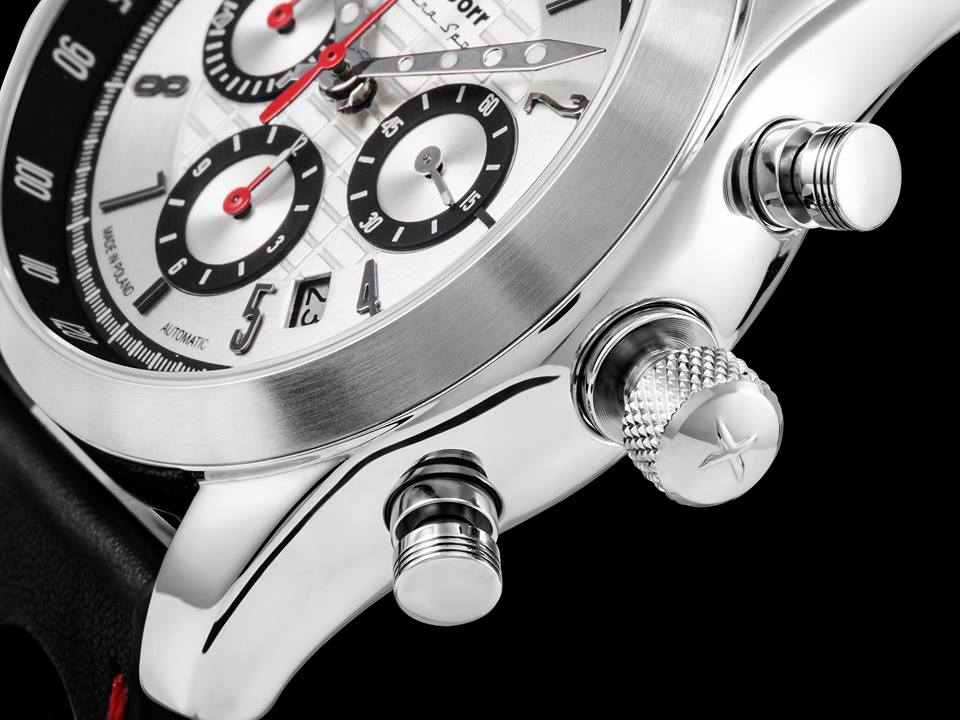 Zbliżenie na tarczę zegarka marki Xicorr