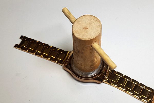 klej na gorąco na szkle zegarka i już tylko ciągnąć pozostaje