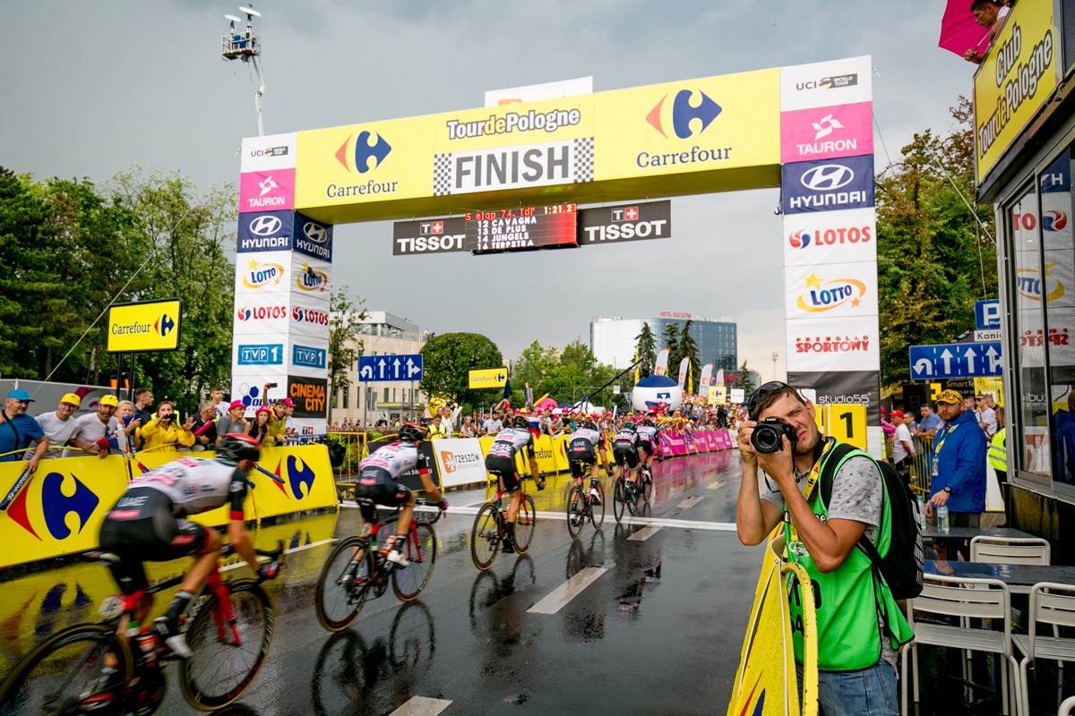 Zawodnicy przekraczający metę wyścigu Tour de Pologne