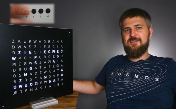 Zegar QlockTwo w recenzji Pereza