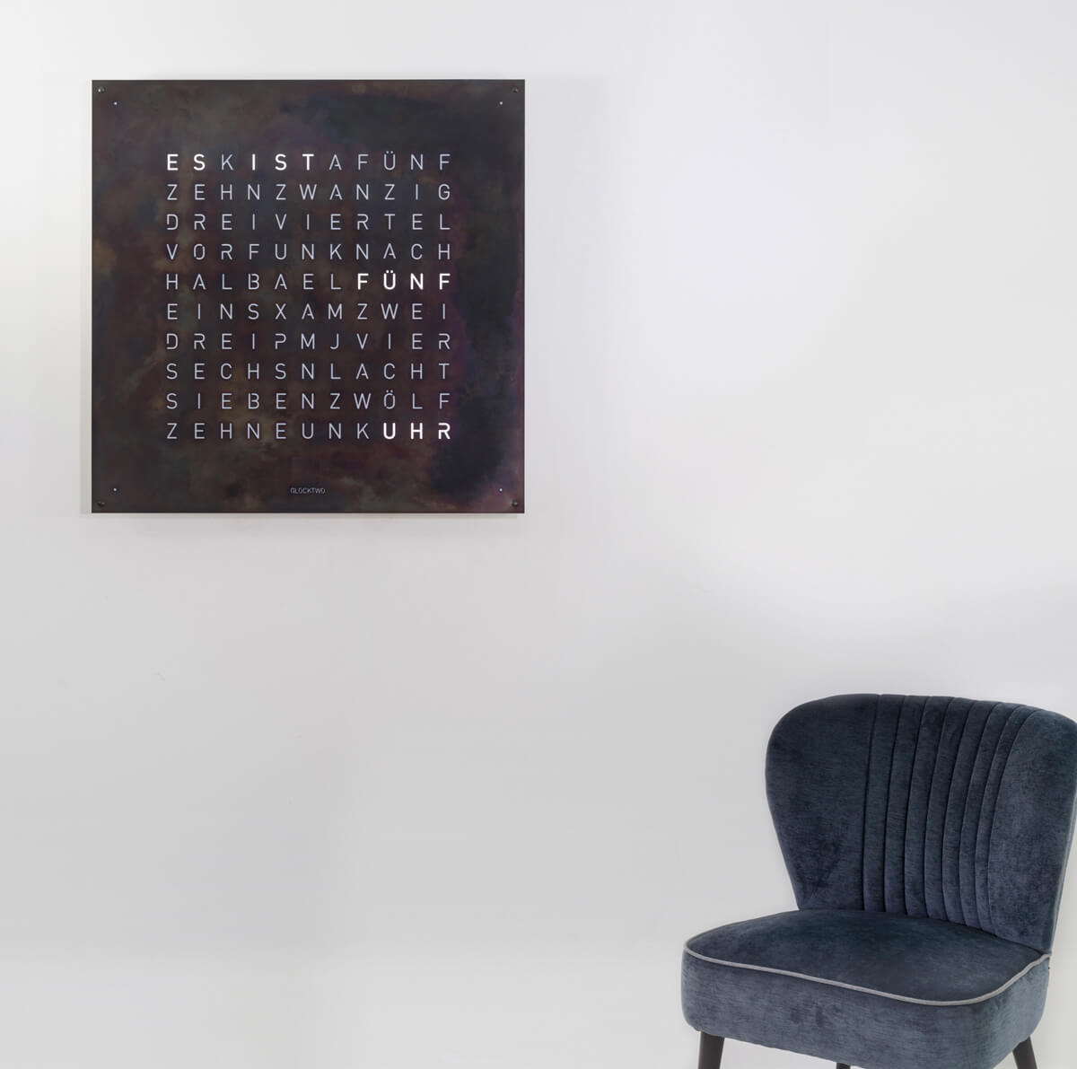 nowoczesny zegar QlockTwo z czarną tarczą