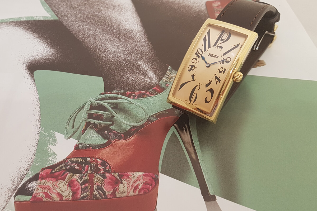Ekstrawagancki zegarek damski z prostokątną tarczą