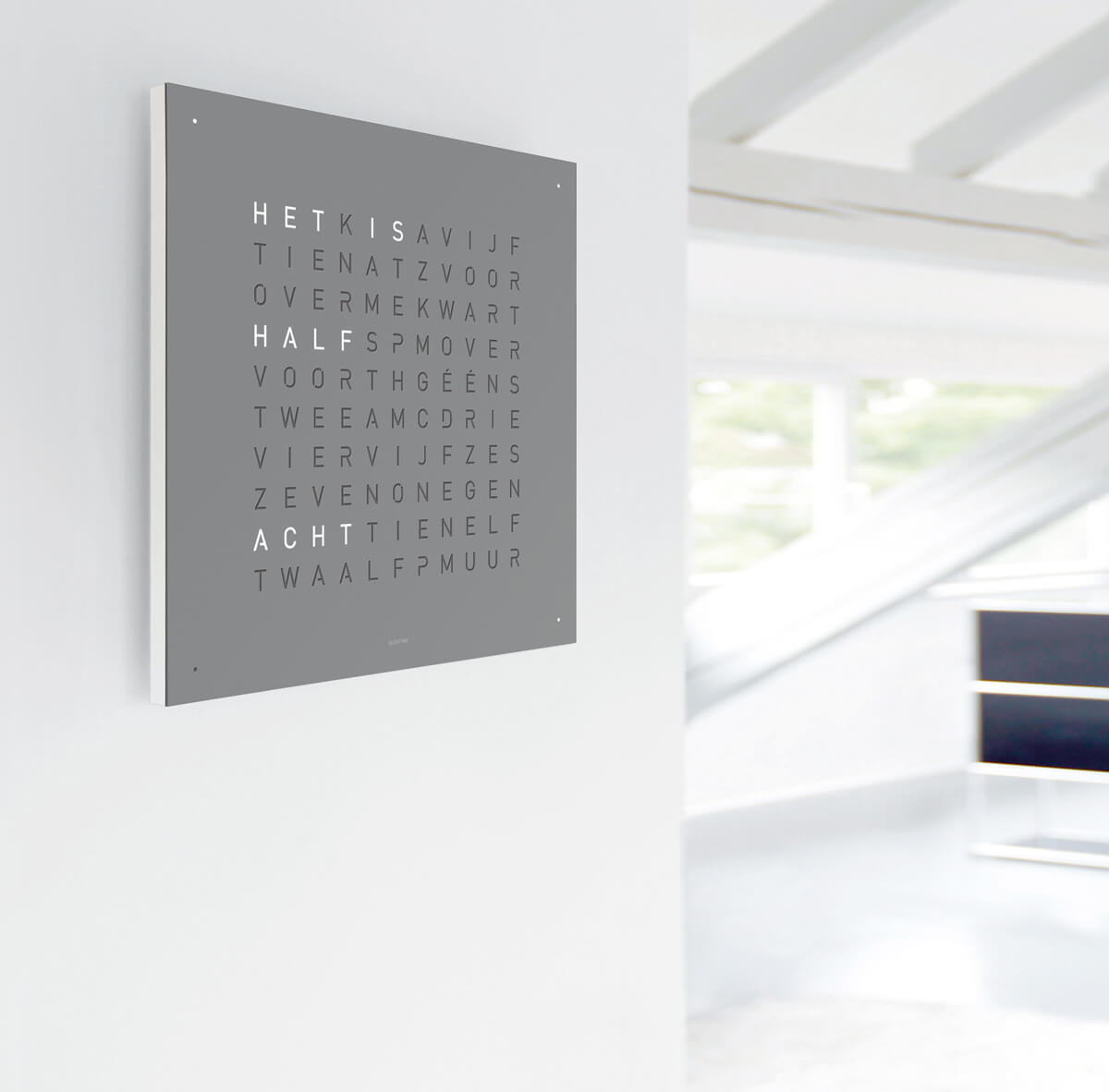 Zegar QlockTwo z szarą tarczą