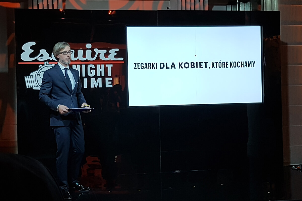 Pan Andrzej Chojnowski prezentujący zegarki dla kobiet