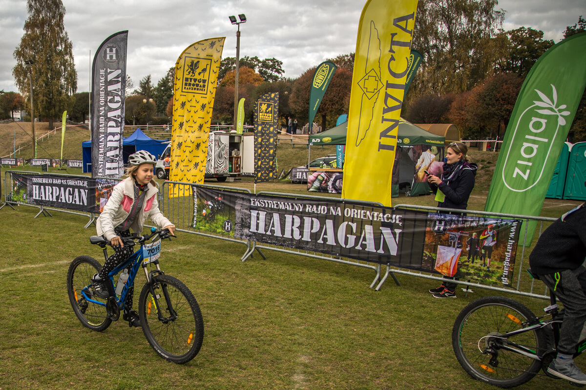Mała rowerzystka - uczestniczka kategorii dziecięcej rajdu Harpagan