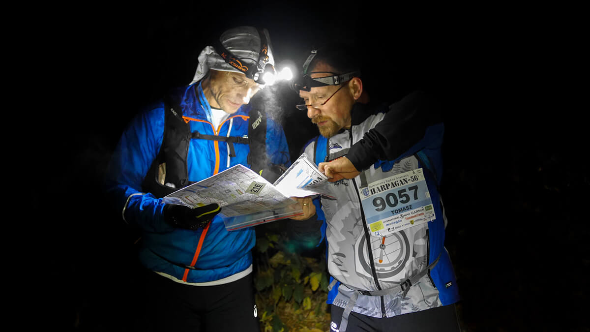 Dwójka uczestników prowadząca naradę nad mapą