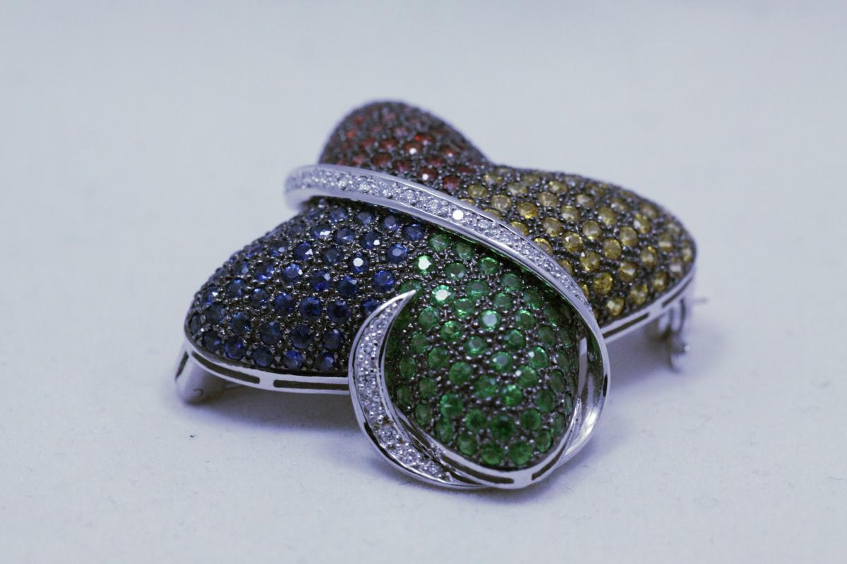 brosz i naszyjnik w jednym wysadzana kamieniami szlachetnymi