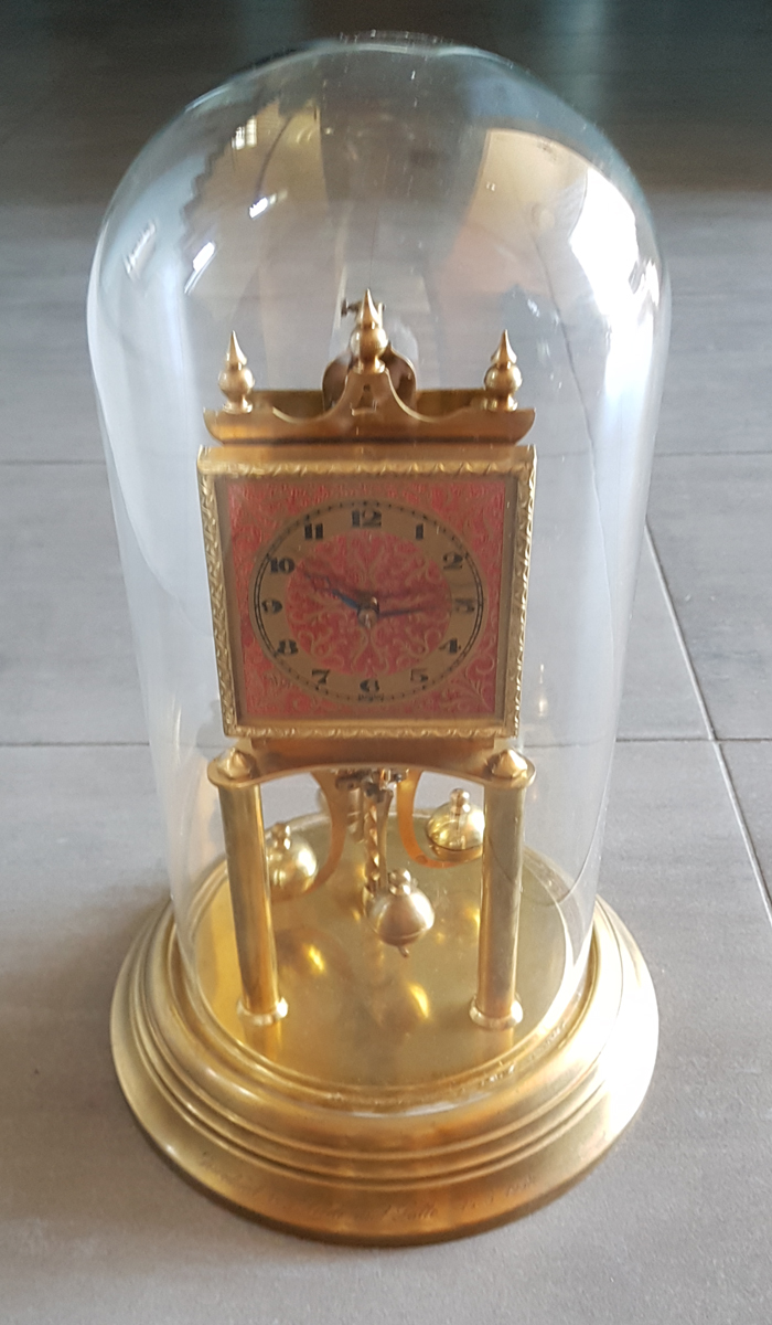 zegar roczny z kloszem